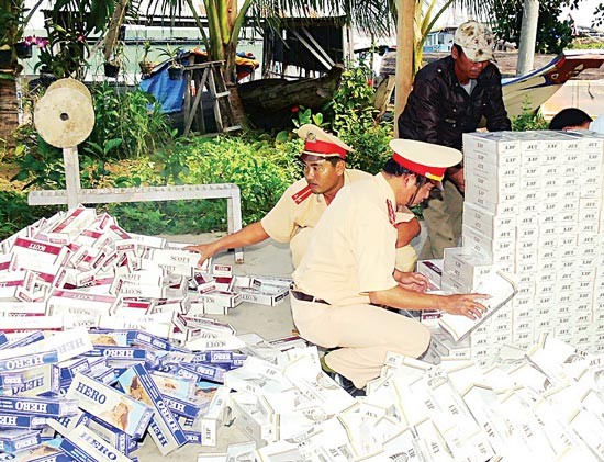 Police officials seize illicit cigarettes in An Giang province (Photo: SGGP)